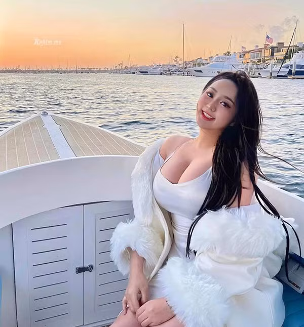 Về thời trang, Rebecca Liu không đóng khung ở một phong cách cố định. Cô nàng thường chọn những bộ đồ phóng khoáng, cắt xẻ để khoe trọn lợi thế hình thể. Tuy vậy, cũng có lúc Rebecca Liu trở nên ngọt ngào, đầy nữ tính với những trang phục bánh bèo.