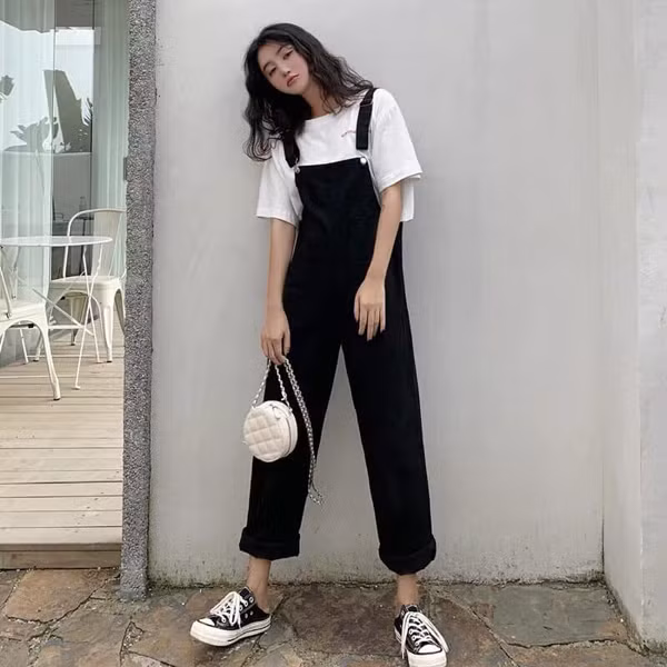 Hiện, quần yếm cũng trở thành items được săn đón trong các "món" thời trang hè 2022. Nếu như thời gian trước, quần yếm chiết eo được ưa chuộng thì xu hướng hiện nay có chút thay đổi. Bạn nên chọn những chiếc quần yếm không nhấn eo. Thiết kế này cho phép người mặc giấu bụng rất tốt.
