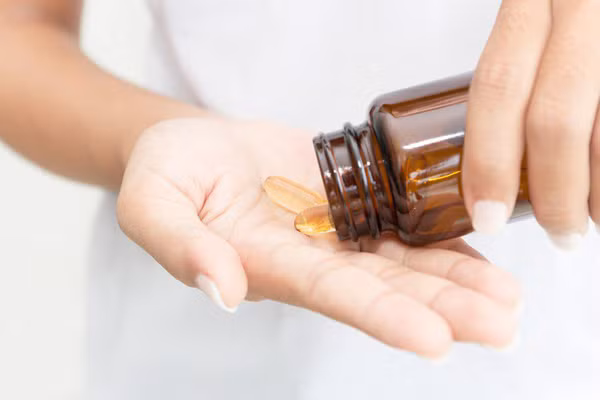 Lợi ích của việc bổ sung vitamin E theo đường uống. Vitamin E tan trong chất béo, uống mỗi ngày góp phần thúc đẩy quá trình trao đổi chất, tăng cường bài tiết hormone ở các cơ quan.
