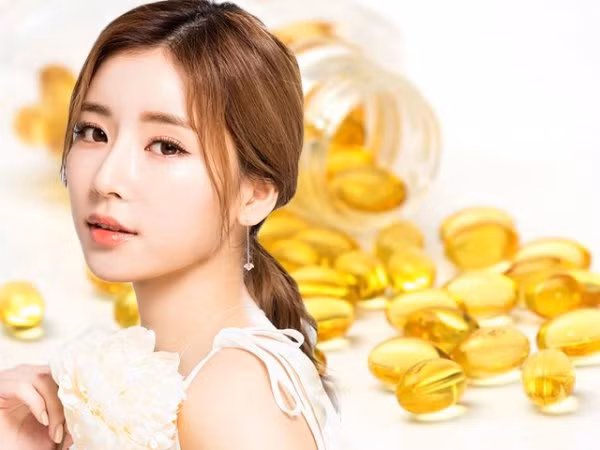 Khả năng làm đẹp da, chống lão hóa, mờ vết nám... của vitamin E được công nhận từ lâu. Vậy nhưng, nhiều người thắc mắc vitamin E uống trực tiếp hay thoa lên mặt sẽ mang lại tác dụng mạnh mẽ hơn. Để đưa ra câu trả lời, chuyên gia phân tích lợi ích của việc dùng vitamin E làm đẹp theo từng cách.
