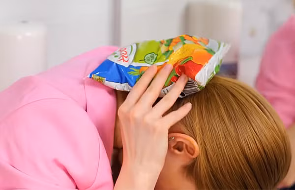 Dùng nước đá giảm cơn đau đầu. Đau nửa đầu khiến bạn khó có thể tập trung vào công việc. Muốn giảm đau không cần thuốc, bạn hãy tận dụng đá lạnh để chườm quanh cổ. Nhiệt độ thấp sẽ làm co mạch máu, giảm tình trạng truyền cơn đau lên não hiệu quả.