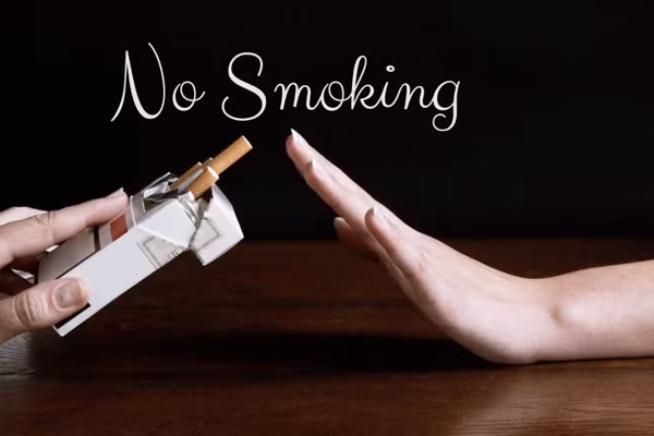 Đáng lưu ý, người hút thuốc lá hay hút thuốc lá thụ động cần bỏ thuốc càng sớm càng tốt. Nguyên nhân bởi khói thuốc chứa hàng ngàn độc tố đe dọa sức khỏe lá phổi.