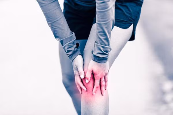 Đau chân. Nhiều bệnh nhân ung thư phổi có triệu chứng đau nhức vùng chân và khớp ở giai đoạn đầu. Giai đoạn giữa và cuối, tế bào ung thư xâm lấn vào xương, người bệnh sẽ cảm nhận rõ rệt cơn đau nhức xương.