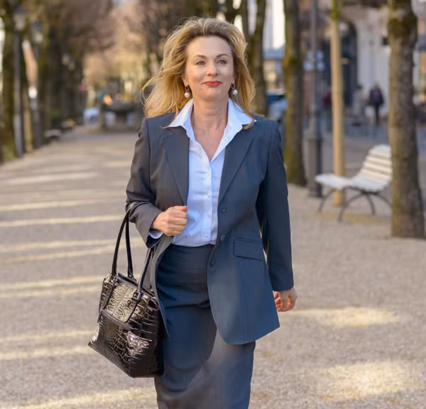 Áo blazer. Tương tự như áo khoác, blazer nên chọn loại kích thước rộng một chút. Blazer dùng để khoác ngoài, bên trong là một vài món đồ. Chọn thiết kế vừa vặn đôi khi khiến bạn khó có thể phối dày dặn mặc trong.