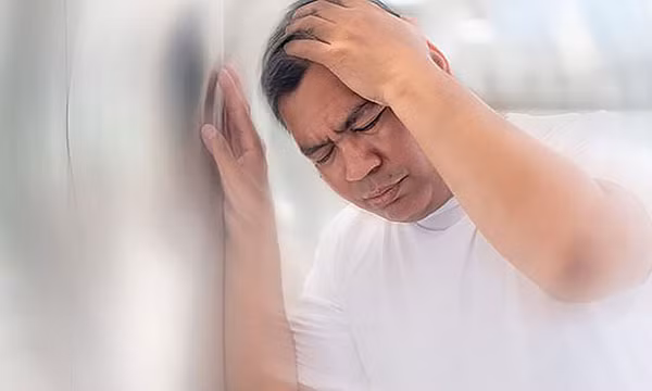 Chóng mặt. Một dấu hiệu xuất huyết não thường gặp khác là hiện tượng chóng mặt. Lúc này, người bệnh cảm thấy cảnh vật xung quanh như quay chong chóng, đứng không vững, đôi khi khó có thể giữ thăng bằng, dẫn đến ngã trên mặt đất.