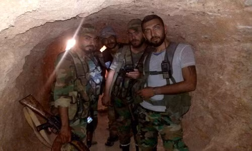Các binh sĩ Syria đứng trong một đường hầm ở Đông Homs. Ảnh: FNA.