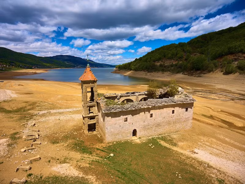 Nhà thờ Saint Nicholas ở Macedonia được xây dựng vào năm 1850 nhưng đã bị bỏ hoang trong khoảng 100 năm. Ảnh: The Richest.