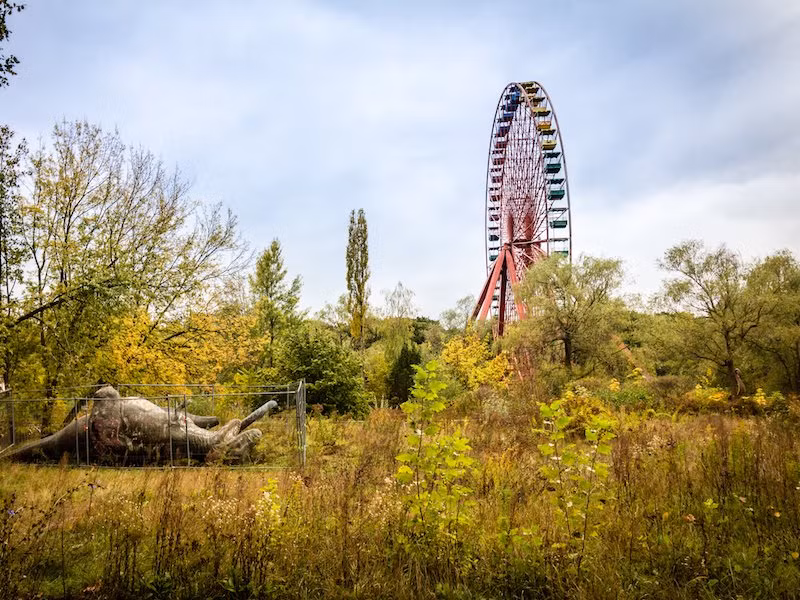 Công viên giải trí Spreepark được xây dựng ở ngoại ô thủ đô Berlin, Đức, năm 1969. Năm 2002, nơi này đã bị đóng cửa do không thu hút nhiều du khách. Ảnh: The Richest.