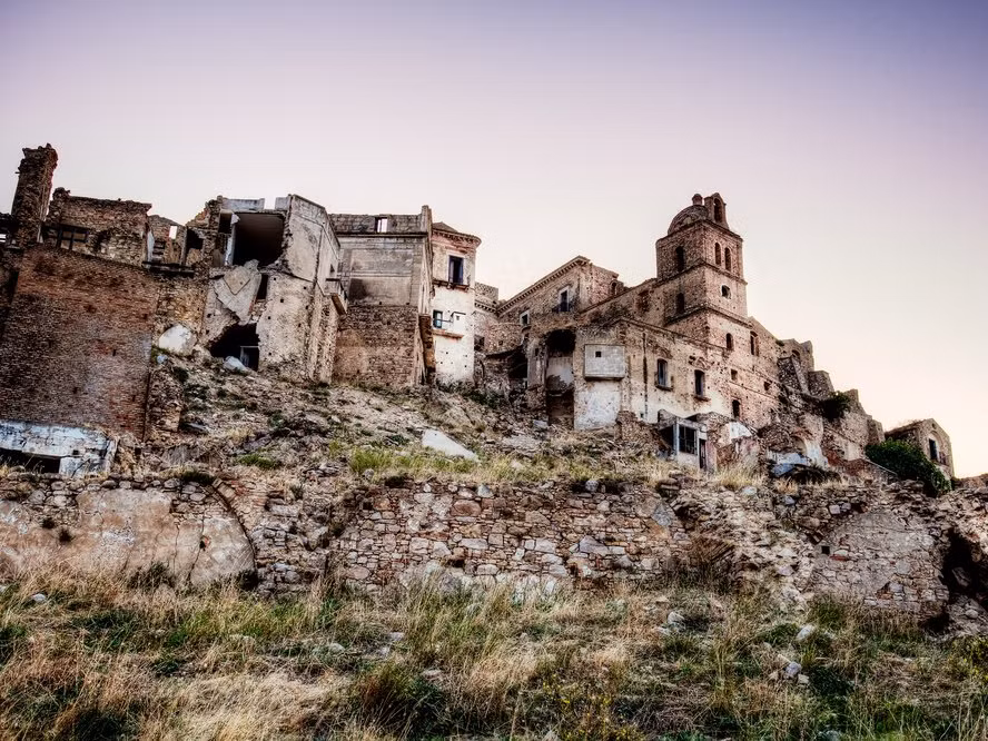 Thị trấn Craco (Italy) nằm trên vách núi từng “sống sót” qua các trận động đất và sạt lở nhưng bị bỏ hoang từ năm 1991. Ảnh: The Richest.