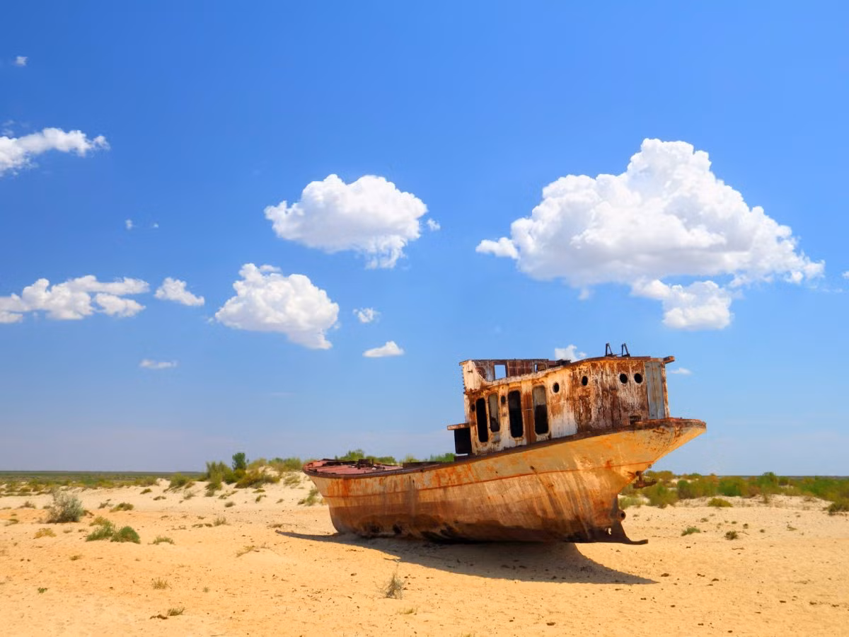 Nghĩa địa tàu Moynaq nằm giữa sa mạc ở Uzbekistan. Hàng chục con tàu mắc kẹt trong nghĩa địa này đang “phân hủy” dưới sức nóng ở sa mạc. Được biết, nơi đây từng là một trong 4 hồ nước lớn nhất thế giới. Ảnh: The Richest.
