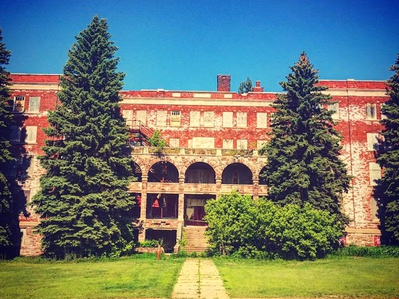 Trại trẻ mồ côi Holy ở Marquette, Michigan (Mỹ) là một trong những địa điểm bỏ hoang đáng sợ trên thế giới, từng là nơi ở của 200 trẻ em. Tuy nhiên, nơi này đã bị đóng cửa từ năm 1965. Có người kể rằng một số em nhỏ đã tử vong khi sống trong tòa nhà này và họ vẫn nghe thấy tiếng trẻ nhỏ chơi đùa sau khi khu nhà bị bỏ hoang. Ảnh: The Richest.