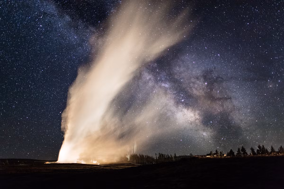 Mạch nước phun Old Faithful trong vườn quốc gia Mỹ ngày 24/6/2017. Ảnh: The Atlantic.