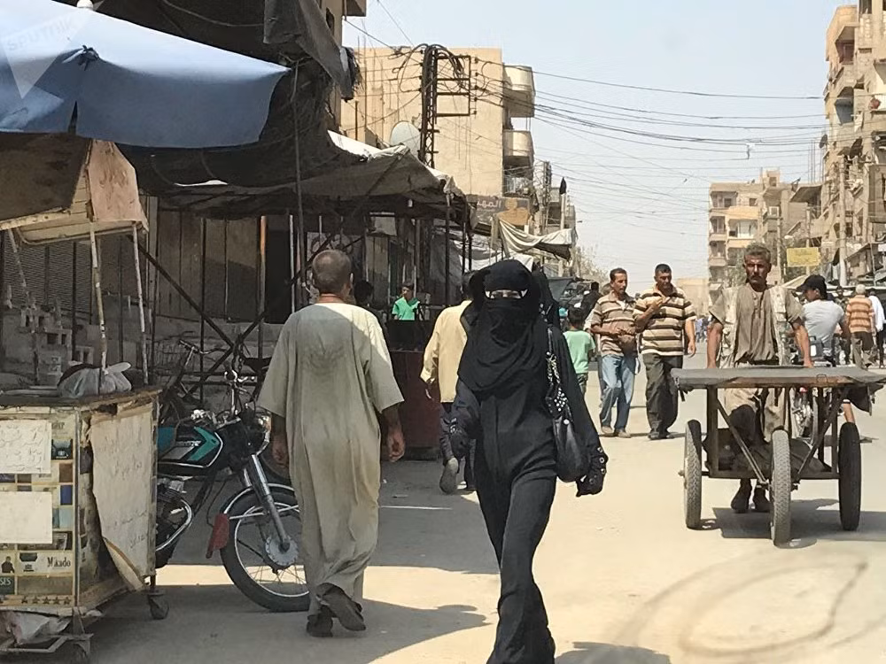Với sự yểm trợ hỏa lực của Không quân Nga, quân đội Syria đã phá vỡ vòng vây của phiến quân IS xung quanh thành phố chiến lược Deir Ezzor hồi đầu tháng 9/2017. Cuộc sống tại những khu vực mới giải phóng ở Deir Ezzor đã bắt đầu trở lại bình thường. Ảnh: Sputnik.