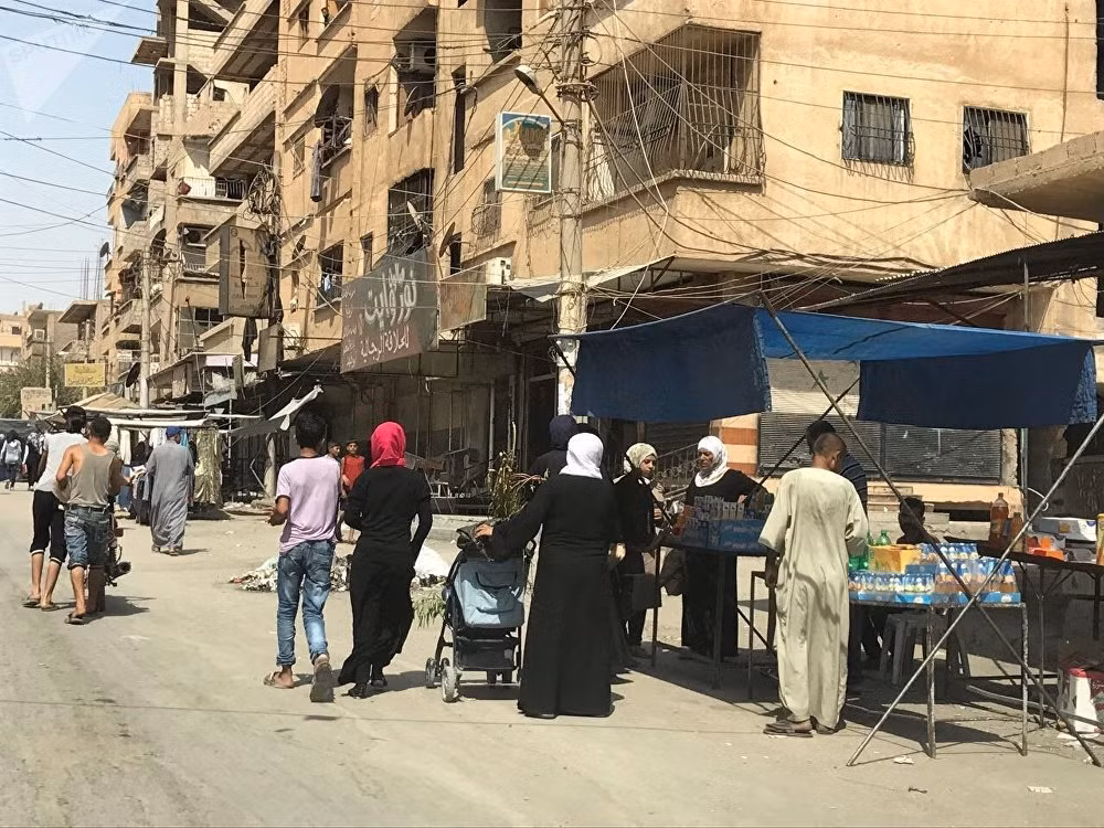 Cảnh đường phố tấp nập người qua lại trên đường phố Deir Ezzor sau khi nơi này được giải vây. Ảnh: Sputnik.