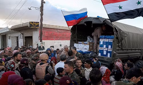 Video: Cu dan thanh pho Deir Ezzor nhan do cuu tro Nga