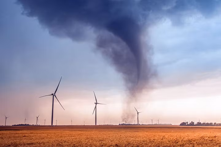 Lốc xoáy lao qua và tàn phá một trang trại sử dụng năng lượng từ các turbine gió.