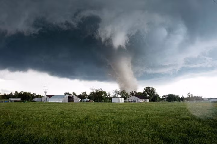Một cơn lốc xoáy ở Mỹ lao qua một khu dân cư ở Wynnerword, bang Oklahoma.