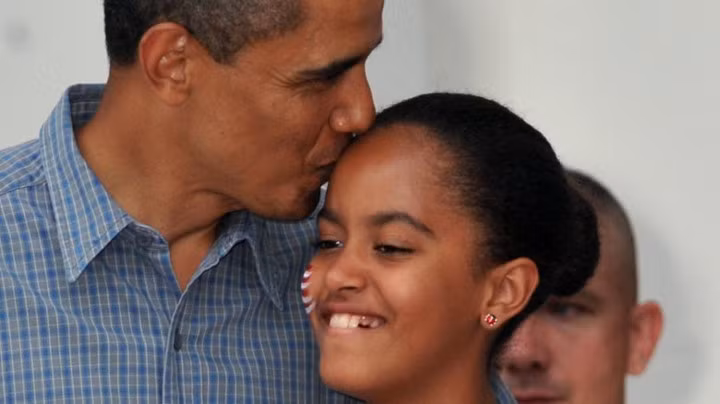 Gia đình Obama bận rộn tới mức thường xuyên phải tổ chức sinh nhật cho các thành viên một cách tối giản ngay sau sân khấu, trong các chuyến công tác của ngài Tổng thống. Malia Obama đã từng đón sinh nhật trong phòng khách sạn, hậu trường sân khấu hay thậm chí là trong một trận bóng chày.