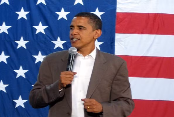 Trong thời gian sống ở Indonesia hồi còn nhỏ, cựu Tổng thống Mỹ Barack Obama từng nuôi một chú khỉ có tên là Tata làm thú cưng. Ảnh: ATI.