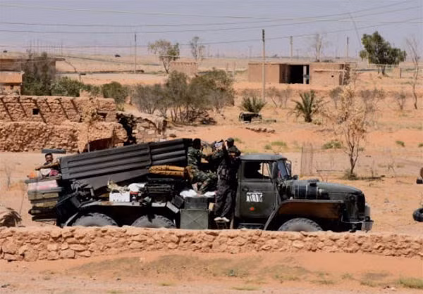 Xe quân sự của lực lượng chính phủ Damascus tham gia chiến dịch giải phóng Deir Ezzor. Ảnh: FNA.