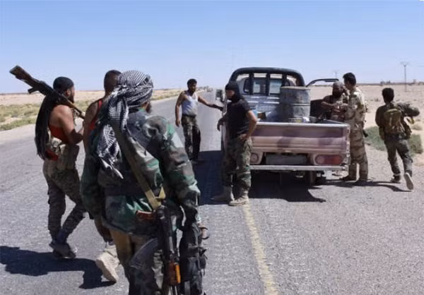 Hãng Fars (Iran) cho biết thêm, quân đội Syria tiếp tục đẩy mạnh chiến dịch quân sự nhằm quét sạch phiến quân IS ra khỏi tỉnh Deir Ezzor. Ảnh: FNA.