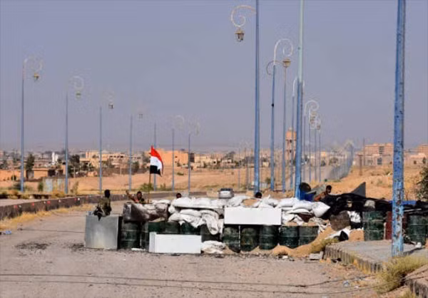 “Lực lượng SDF đang ở ngoại ô thành phố Deir Ezzor và có thể tiến vào các quận phía đông bắc trong vài giờ tới”, AMN đưa tin. Ảnh: FNA.