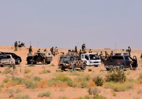 Trong khi đó, ở bờ đông sông Euphrates, Lực lượng Dân chủ Syria (SDF) do Mỹ hậu thuẫn tiếp tục tiến về phía bắc của thành phố Deir Ezzor và đã giành quyền kiểm soát nhiều cứ điểm xung quanh Al-Salihiyah. Ảnh: Lực lượng ủng hộ chính phủ Syria trên chiến trường. Ảnh: FNA.