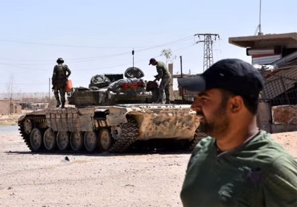 “Khi Jafra được giải phóng, lực lượng Vệ binh Cộng hòa Syria có thể cắt đứt tuyết đường tiếp vận quan trọng của tổ chức khủng bố IS từ trang trại Al-Muriiya (phía nam thành phố) tới Saqr Island”, nguồn tin nói thêm. Ảnh: FNA.