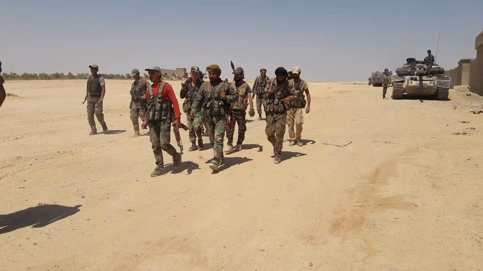 Al Masdar News dẫn thông tin từ Bộ Quốc phòng Syria ngày 12/9 cho biết, trong chiến dịch giải phóng Deir Ezzor, quân chính phủ đã tái chiếm gần 80 km2 diện tích lãnh thổ tỉnh Deir Ezzor, kể từ khi phát động chiến dịch quân sự quy mô lớn trong tháng này. Ảnh: AMN.