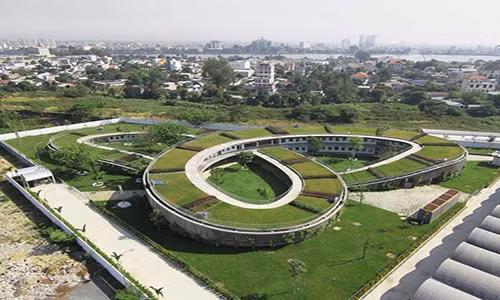 1. Trường mẫu giáo Farming Kindergarten, Việt Nam là tác phẩm thiết kế của kiến trúc sư Võ Trọng Nghĩa. Thiết kế độc đáo của công trình kiến trúc này nằm ở phần mái vòm được che phủ bằng lớp cỏ xanh mướt, tạo nên sự kết nối tuyệt vời giữa trẻ nhỏ với nguồn gốc nông nghiệp của đất nước. Đây là một trong những trường mẫu giáo đẹp nhất thế giới.