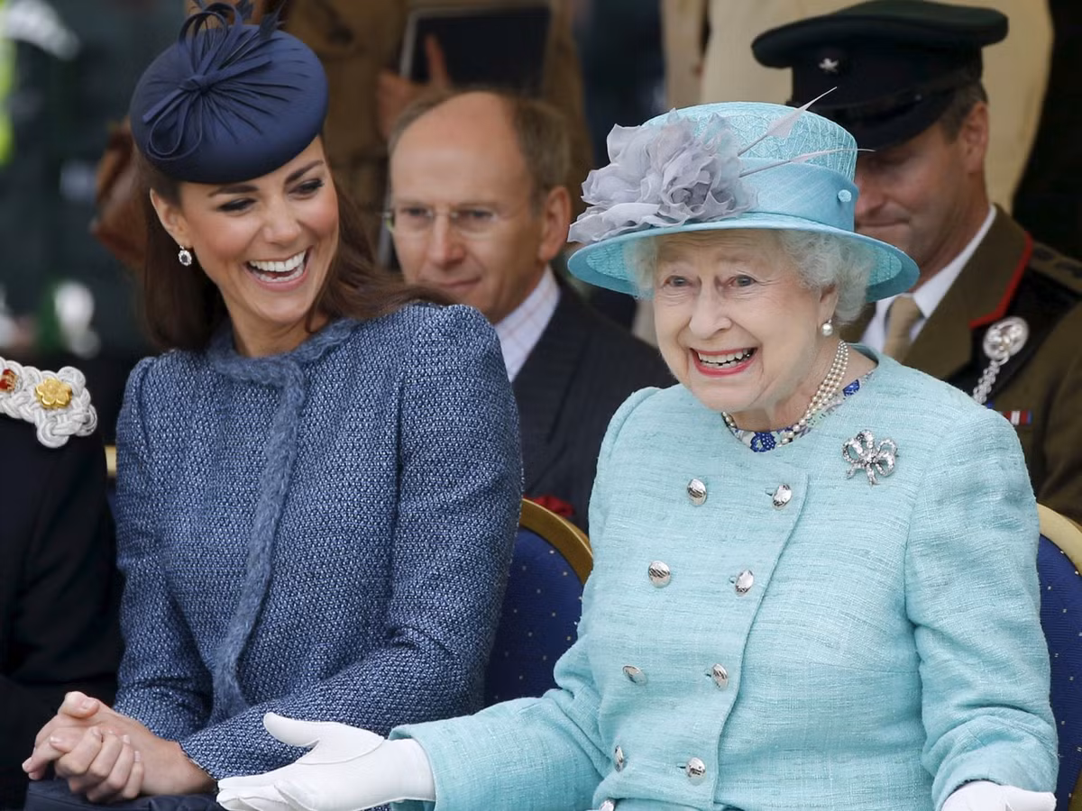 Cũng trong tháng 12 năm ngoái, tờ US Weekly đưa tin, Nữ hoàng Anh Elizabeth II, bà nội của Hoàng tử Harry, rất vui khi cháu trai hẹn hò với Meghan. Ảnh: Insider.