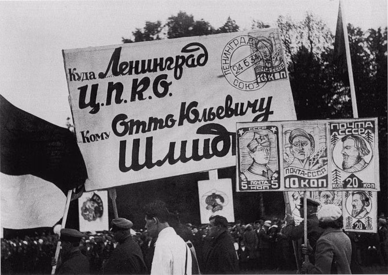 Đông đảo người dân kéo đi xem cuộc thi nhạc hội ngày 24/6/1934. Ảnh: ER.
