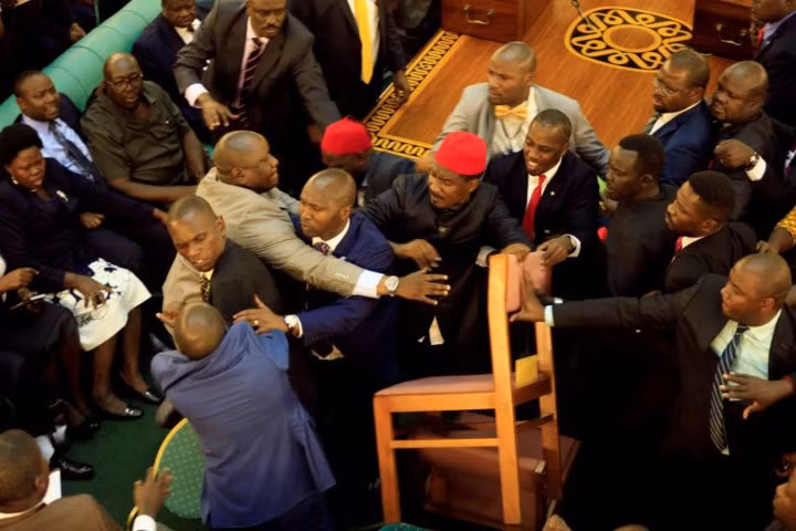 Hiến pháp Uganda quy định tuổi tối đa của Tổng thống là 75, nghĩa là, ông Yoweri Museveni, năm nay đã 73 tuổi, không đủ điều kiện để tranh cử nhiệm kỳ tiếp theo.