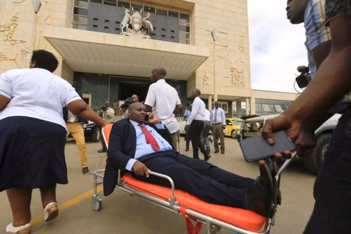 Nếu dự luật này được thông qua, nhiều khả năng Tổng thống Uganda Museveni sẽ tại nhiệm đến cuối đời. Ảnh một nghị sĩ bị thương sau vụ ẩu đả.