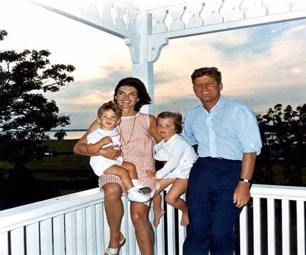 Bức ảnh chụp gia đình hạnh phúc của Tổng thống Kennedy ở Hyannis Port ngày 4/8/1962. Ảnh: ATI.