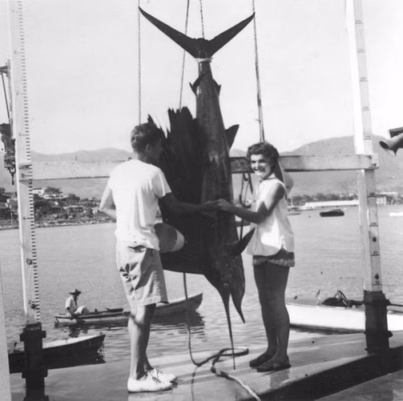 Cặp vợ chồng mới cưới tận hưởng tuần trăng mật ở Acapulco, Mexico, hồi tháng 9/1953. Ảnh: ATI.