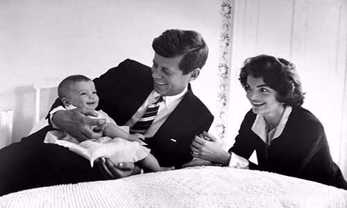 Vợ chồng Thượng nghị sĩ Kennedy hạnh phúc bên cô con gái nhỏ, Caroline, ngày 25/3/1958. Ảnh: ATI.