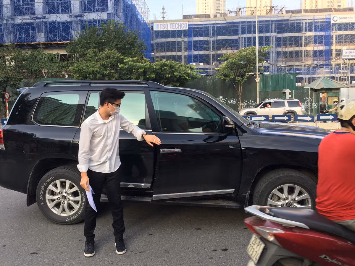 Thí sinh được phụ huynh đưa đến bằng xế sang