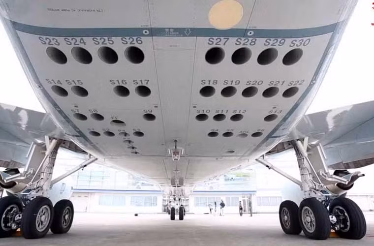 Các ống phóng phao thủy âm nằm ở bụng máy bay.