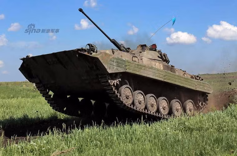 Xe chiến đấu bộ binh BMP-2 như bay khỏi mặt đất khi tăng tốc độ.