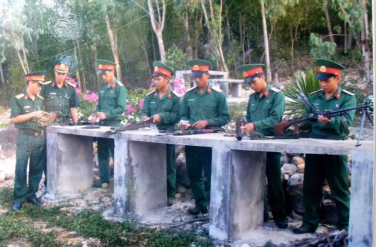 Cán bộ chiến sĩ Đại đội HH90 trong giờ bảo quản vũ khí khí tài.
