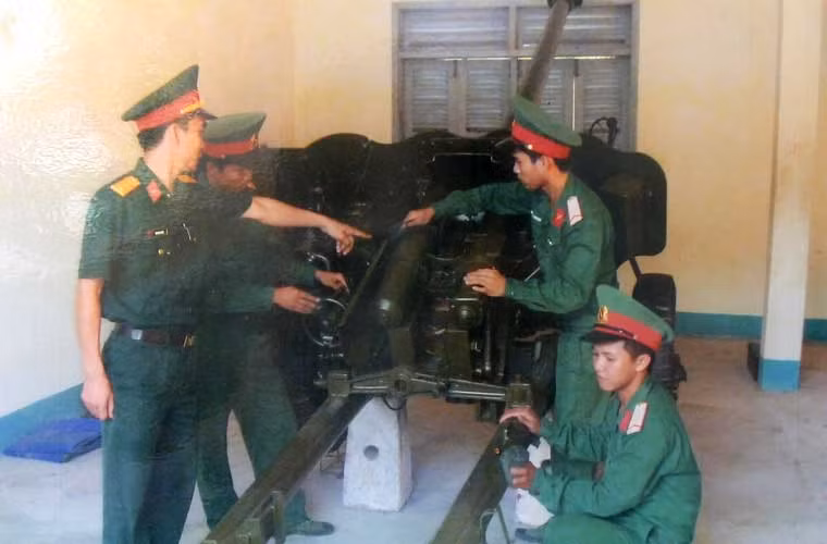 Cán bộ, chiến sĩ Đại đội 90 bảo dưỡng khẩu pháo D44 85mm.