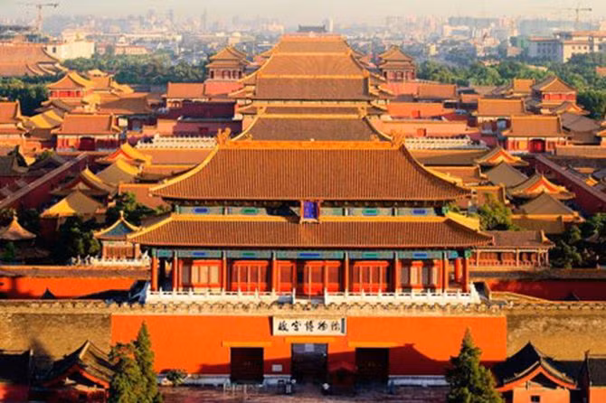 Các tác phẩm thư pháp của Hòa Thân được coi là xuất sắc và được trưng bày tại bảo tàng Cố Cung ở Bắc Kinh.