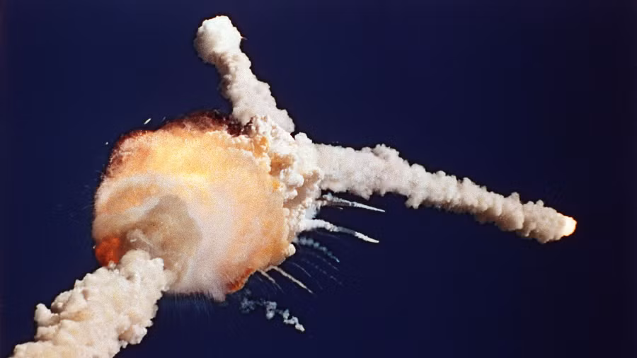 Hai thảm họa nổi tiếng khác là vụ nổ của tàu con thoi Challenger vào năm 1986, và vụ tàu con thoi Columbia vỡ tan trong quá trình quay trở lại khí quyển vào năm 2003. Cả hai vụ tai nạn khiến phi hành gia thiệt mạng và được gây ra bởi các lỗi thiết bị hoặc quản lý.