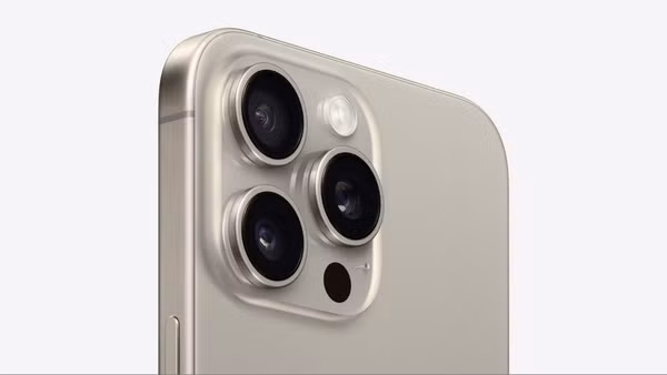 7. Hệ thống cụm 3 camera sau: Vẫn giữ nguyên cụm 3 camera sau gồm camera chính, camera góc siêu rộng và camera tele, giúp chụp ảnh ở nhiều góc độ và khoảng cách.