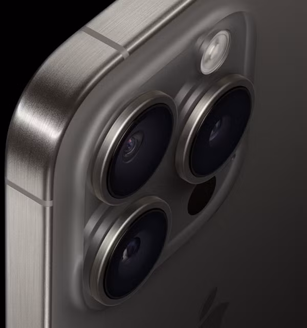 3. Cảm biến camera 48MP: Vẫn giữ nguyên cảm biến camera 48MP từ iPhone 14 Pro Max, nhưng kích thước cảm biến lớn hơn, giúp tạo ra ảnh sắc nét, độ tương phản tốt, đặc biệt trong điều kiện ánh sáng yếu.