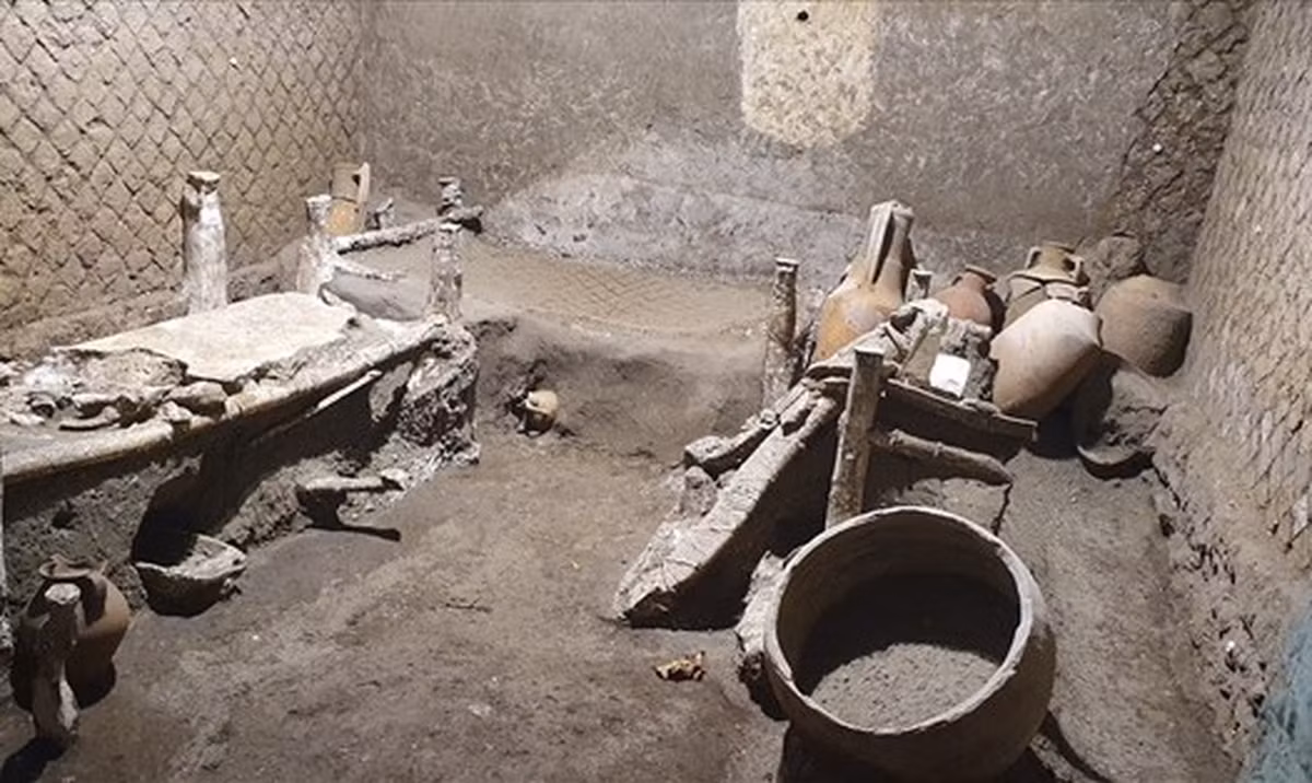 Khi chính quyền địa phương biết đến câu chuyện của lão nông trên, họ quyết định bắt ông ta để điều tra việc ông tự ý lấy trộm đồ vật trong mộ cổ mà không báo cáo cơ quan chức năng. (Ảnh minh họa)