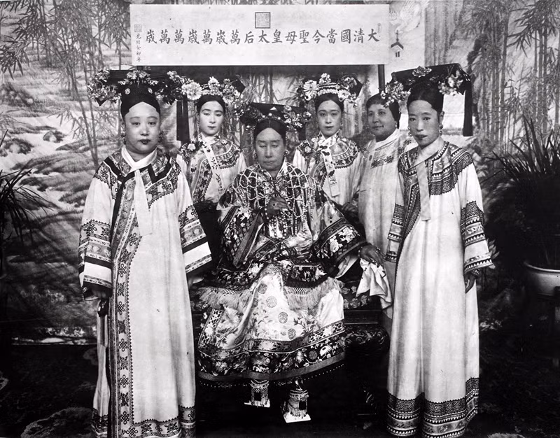 Trong suốt thời gian nắm quyền, Từ Hi Thái hậu không bao giờ uống nước đun sôi, trừ lần duy nhất khi bà đang chạy trốn và không có cách nào khác để giải quyết cơn khát đó.