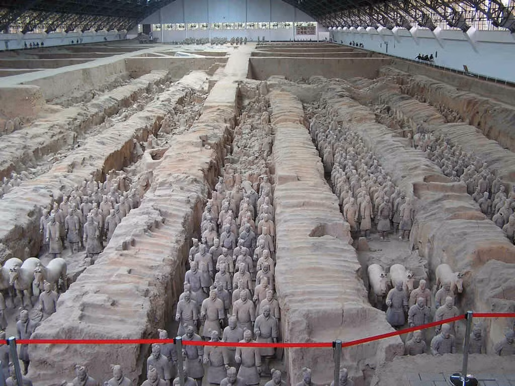 1. Lo ngại về hủy hoại lăng mộ: Các nhà khảo cổ lo ngại rằng việc mở mộ Tần Thủy Hoàng có thể gây hỏng hoặc hủy hoại lăng mộ cũng như các di tích bên trong.