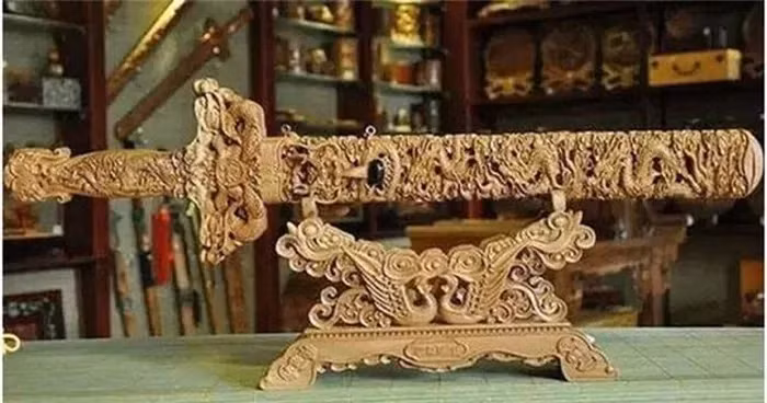 Cửu Long bảo kiếm có một lịch sử đặc biệt, nó được đào lên từ lăng mộ của Hoàng đế Càn Long vào năm 1928 và có một loạt đặc điểm độc đáo.
